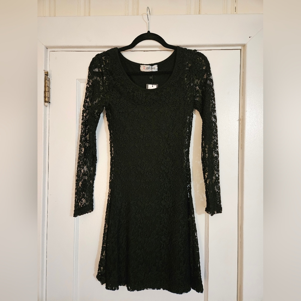 Blk Mini Bodycon Dress with lace  Overlay. Shear arms. NWT. Sixe XS